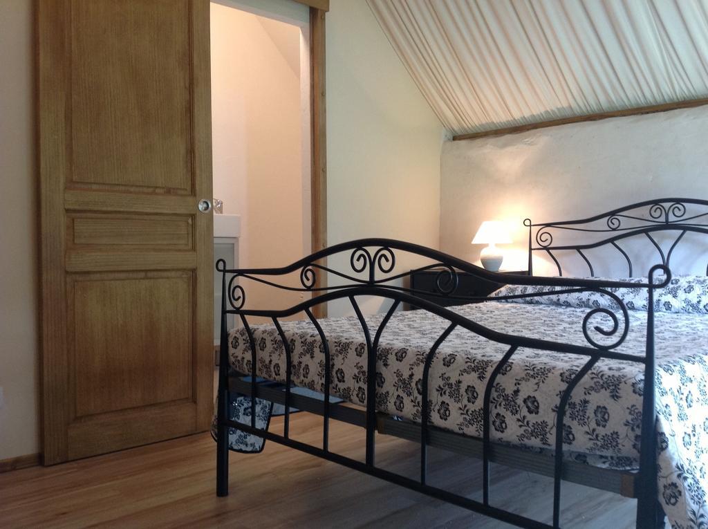 Bed and Breakfast Thesecretgarden-France Saint-Pierre-du-Lorouër Zimmer foto