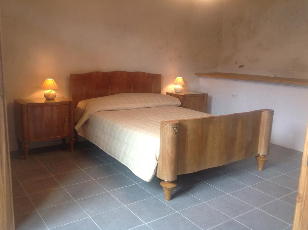 Bed and Breakfast Thesecretgarden-France Saint-Pierre-du-Lorouër Zimmer foto